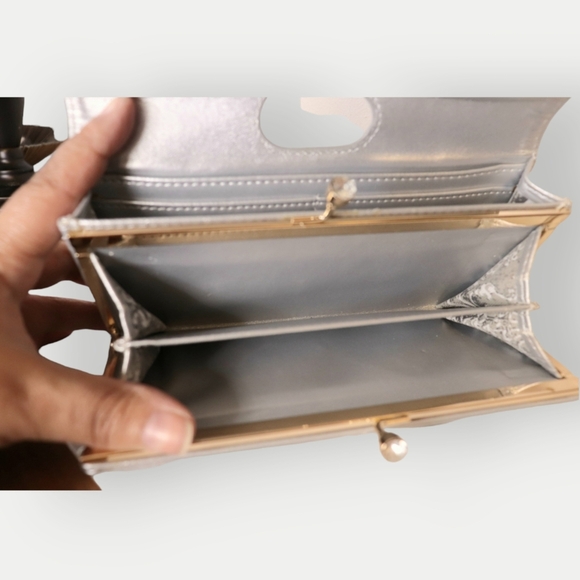 LIMITED WOMENS SILVER CLUTCH WALLET WITH DIAMOND CLASPS AND CARD SLOTS - Picture 8 of 12